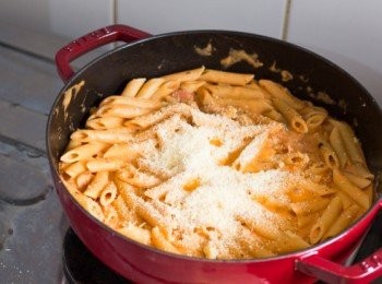 step9: 刨上巴馬臣芝士碎，拌勻後關火即成（加入芝士後醬汁會變得更杰身）上碟時可灑上額外的香草和更多巴馬臣芝士同吃