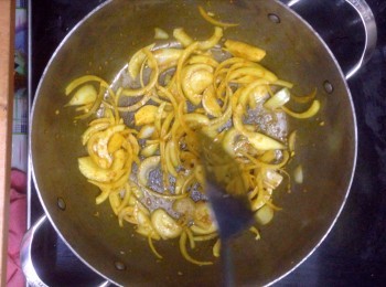 step8: 之後下蒜蓉炒香，轉大火下洋蔥炒香，再下蟹件炒勻