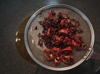 step5: 豬油(或其他油)加香油 3：1 ，將花椒和辣椒炒香後撈起，挑出辣椒備用。