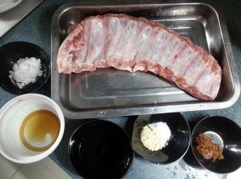step1: 豬肋骨溶雪後洗淨,再預備好醃肉料
