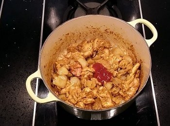 step12: 倒入醬油及蕃茄糊拌炒均勻。