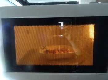 step1: 栗子用微波爐叮1-2分鐘便可輕易去皮 (栗子可切半，會更快腍)