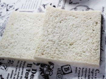 step1: 把兩片麵包的頭尾約1厘米重疊