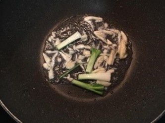 step4: 炒鍋燒熱，放入適量的油，炒香蒜片和蔥白。
