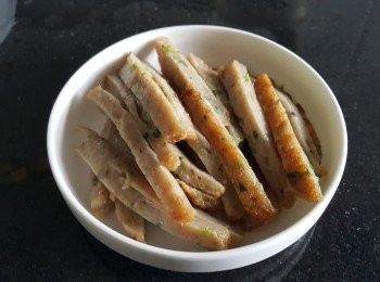 step3: 鯪魚肉，用雞粉，糖，生粉撈至起膠後，放入雪櫃冷凍 1 小時，再取出煎成魚餅，放涼後切條備用