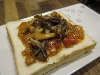 step3: 把炒好的鴻喜菇加在肉醬上面