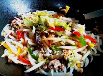 step9: 加入銀針粉及<span class="group_2">調味料</span>拌勻 , 再加少許老抽拌勻炒至上色