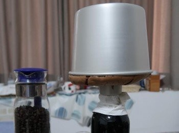 step7: 出爐的蛋糕用長型瓶身來做倒扣的動作，放涼1-2個鐘頭為佳。