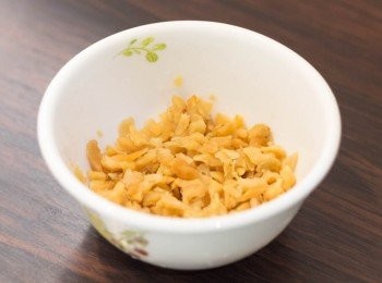 step1: 菜脯先用水沖洗 2 - 3 次再隔乾水份，即菜脯置於碗內，沖水下去用手輕撥，再倒掉水份為沖洗一次