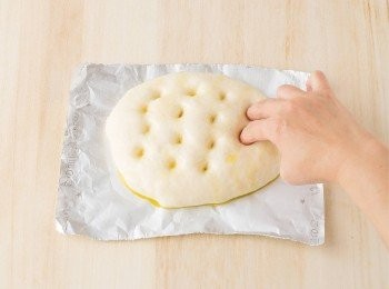 step28: 在每片麵皮淋上1大匙EXV橄欖油（分量外），並用2根手指戳洞