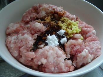 step3: 將<span class="group_2">調味</span>料、薑蓉、鹹魚肉加入豬肉內，順同一方向拌勻，再加入馬蹄粒，最後加入蛋白拌勻, 再撻數下