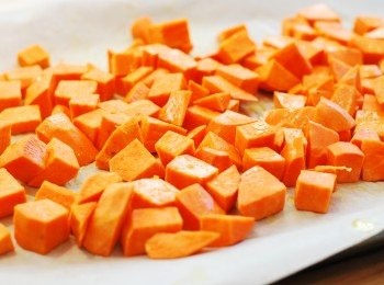 step2: 製作鷹嘴豆<span class="group_1">漢堡</span>：甜薯削皮切小丁，裹上橄欖油，於350℉/180℃烤箱中烤約15分鐘至柔軟