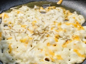 step6: 在乳酪絲均勻受熱起泡後，灑上適量的迷迭香