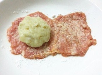 step2: 馬鈴薯搓圓形放在豬排另一邊