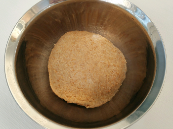 step2: 攪拌麵糰：…麵包機…除牛油外，將所有材料放入麵包機之攪拌桶內，用揉麵模式待材料略為攪勻，加入牛油。成糰後放入已掃油的盆內，用保鮮紙封密等候發酵，約25分鐘或麵團發至兩倍大。…手搓…除牛油外，將所有材料攪勻，搓至滑身有彈性而不黏手，才加牛油。再搓勻至不黏手、光滑而成薄膜狀；成糰後放入已掃油的盆內，用保鮮紙封密等候發酵，約25分鐘或麵團發至兩倍大。