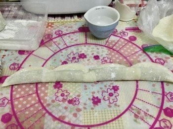 step3: 慢慢對摺，輕輕按壓已沾水的餃皮邊