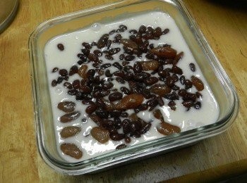 step5: 再把剩的紅豆鋪在上面，電鍋外鍋三杯水蒸熟，可以用竹籤插入，如果不沾就是好囉!!