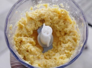 step1: 先將250克的粟米放入攪拌機內，攪打成蓉 （不需打至太至太滑，更有口感）