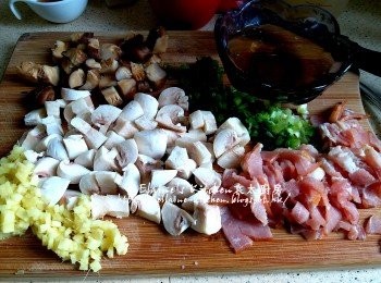 step3: 薑去皮切細粒 , 蔥切細粒 , 煙肉切細片 , 白蘑菇及冬菇切粒 , 浸菇水留用