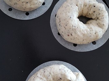 step3: 分成三等份搓成圓條形，一頭按平包上另一端、
作35分鐘的最後一次發酵