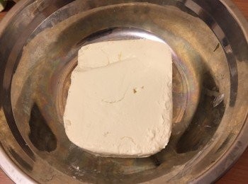 step3: 先發打雞蛋備用。

忌廉芝士用電動打蛋器慢速（1級）先打鬆軟。