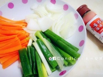 step2: 將備好的<span class="group_2">食材</span>捲入肉片內，放入烤箱上下火200度，烤15-20分鐘。