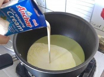 step2: 奶加綠茶溶液加糖混合，最慢火煮熱，煮至糖完全溶化,  離火, 再加入淡忌廉。
試味，***此時可隨喜好加入糖至適合自己口味。