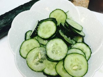 step2: 青瓜切片，放鹽拌勻，靜置約十分鐘，將青瓜釋出的水倒掉，質感會更爽口，如需要可冷藏增加風味。