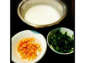 step1: 先將粘米粉、玉米粉、澄粉，用水攪拌至均勻，記住要完全無粒粒，最好再過過篩，咁樣D腸粉先滑架