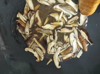 step2: 香菇爆香後加醬油白胡椒及少許水微炒一下