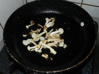 step3: 起一油鍋，下蒜片爆香後先下菇類快炒