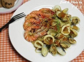 step10: 在外面吃這樣滿滿一盤的海鮮義大利麵，好歹要260塊以上吧!!!