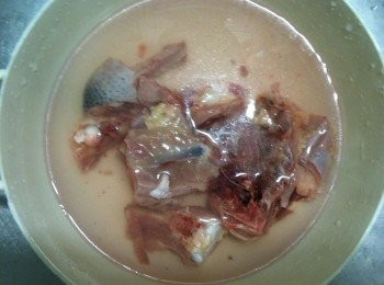 step2: 雞腿的骨頭（蘋果姊姊向肉販買雞腿時，已請老闆將雞骨和雞肉分開放）放在水中搓洗，以去血水（血水是腥味的來源，所以一定要洗乾淨）。