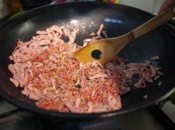 step1: 起一熱鍋，絞肉與培根條先炒熟。