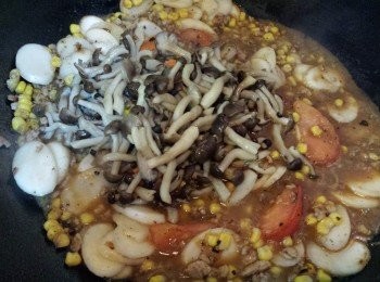 step10: 將已炒好的「本菇」回鑊一同燴煮至年糕軟身。