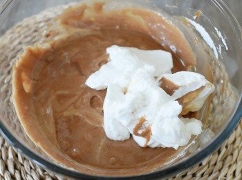 step4: 再分三次將步驟一的蛋白霜加入巧克力漿內，輕力拌勻