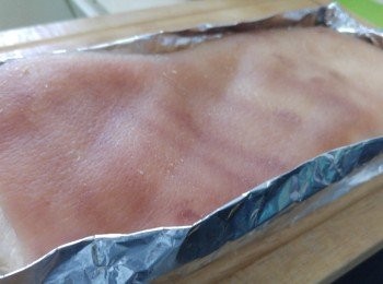 step3: 用錫紙包好巳醃的豬肉需露出豬皮,用架盛高豬腩肉放入雪柜吹乾。我早上買餸晚上烹調沒有隔夜只風乾約五小時。