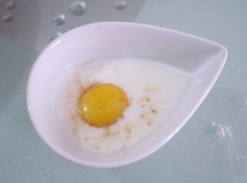 step1: 混合蛋黃和牛奶。