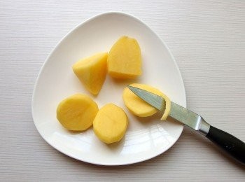 step2: 馬鈴薯切塊。