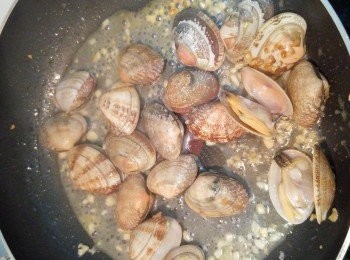 step10: 爆香半茶匙蒜蓉﹐下蜆兜勻後加入2湯匙白酒﹐加蓋焗一分鐘, 開口後立即盛起。