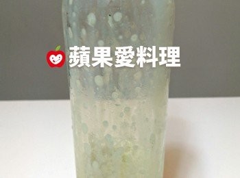 step1: 取出有蓋玻璃瓶，放入抹茶粉和無糖豆漿，拴緊瓶蓋，搖一搖。