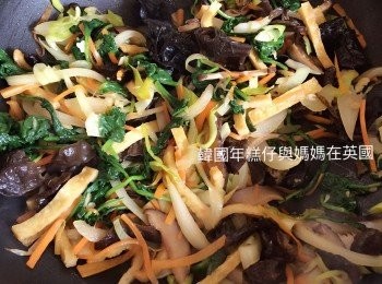 step10: 倒入已調味菠菜和冬菇拌勻備用。