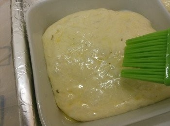 step10: 取出，在麵皮上掃上橄欖油，用手指隨意戳出一些小洞。