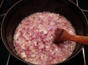 step4: 過程中需不斷用鏟子輕輕拌炒(使用中小火),讓紅蔥頭可均勻受熱爆香亦可避免黏鍋。