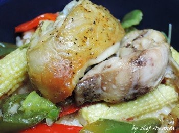 step7: 番茄起司飯放在最下方，然後鋪上一層帕馬森起司絲，在放上蔬菜與烤雞!!!