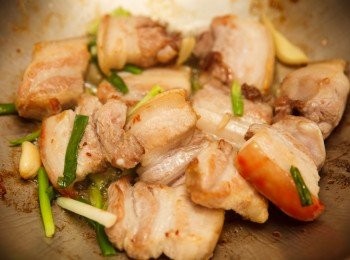 step2: 接著將蔥、薑、蒜下鍋炒香後起鍋備用。