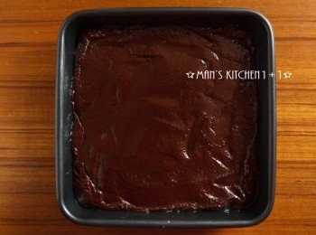 step6: 最後倒入模型並放入已經預熱170度的烤箱烘烤15分鐘，再將溫度降為150度烘烤15~30分鐘，取出後放涼就完成了喔。