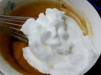 step5: 【蛋白糊】
將蛋白打至濃稠堅挺狀，再將已打發的蛋白糊挖2大湯匙到蛋黃糊中，輕輕柔柔的拌勻