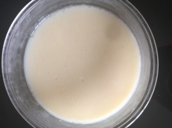 step1: 我喜歡用自製豆漿因為比較香濃~外面買現成也可以~
豆漿加熱後加入吉利T粉攪拌熔化，裝入容器放入冰箱冷藏2小時備用