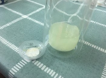 step5: 將被濾出的乳清加入面膜紙，就成了美白面膜